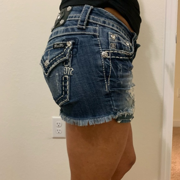 Missing me shorts size 26 with American flag pockets. In great condition. - Picture 3 of 6